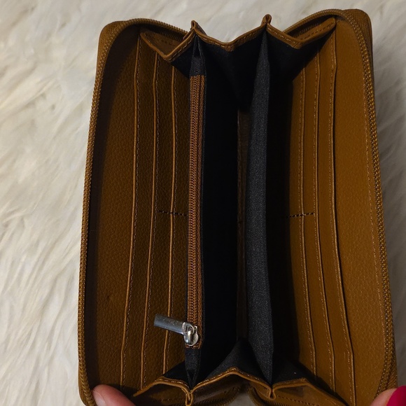 Zippered Leather Brown Wallet - Picture 3 of 6
